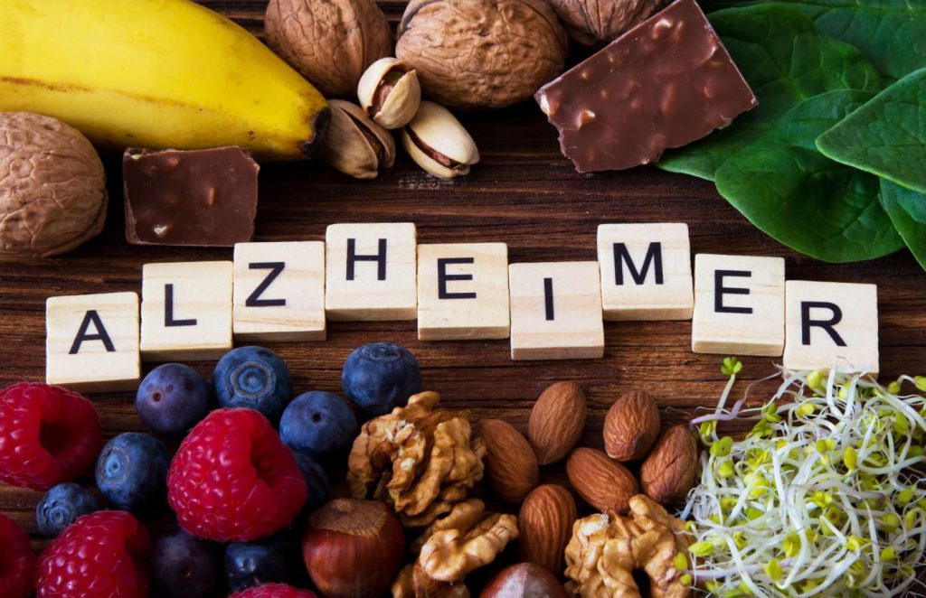 Alzheimer’ın önlenmesinde yaşam şeklinin de önemli olduğunu kaydeden Prof. Dr. Nevzat Tarhan, “Kalbe iyi gelen beyne de iyi geliyor.