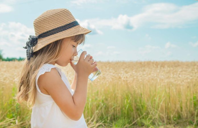 Yaz aylarında sıvı kaybına dikkat! Yaz aylarında doğru ve yeterli miktarda sıvı tüketin.